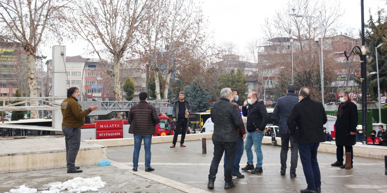 Kendini yakacağını söyleyen kişiyi polis ikna etti