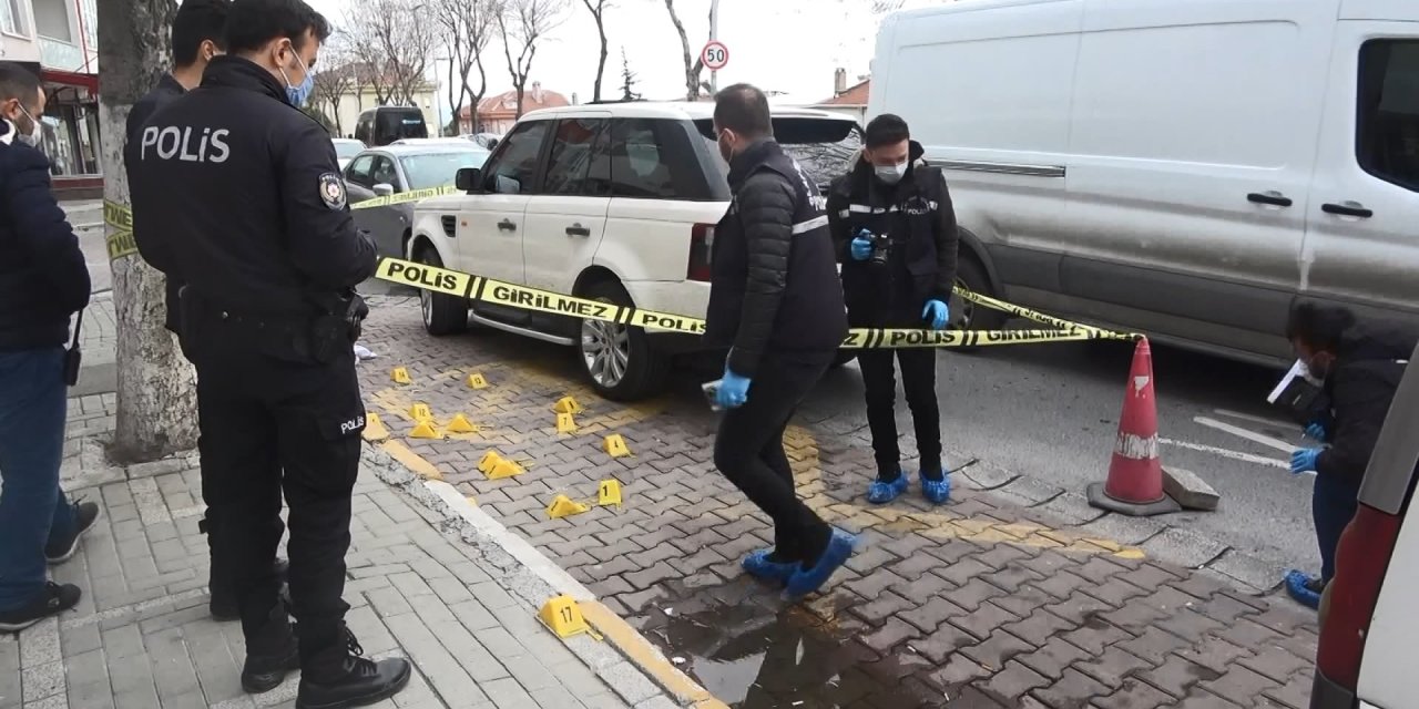 Avcılar'da iş adamına lüks cipine binerken silahlı saldırı; dehşet anları kamerada