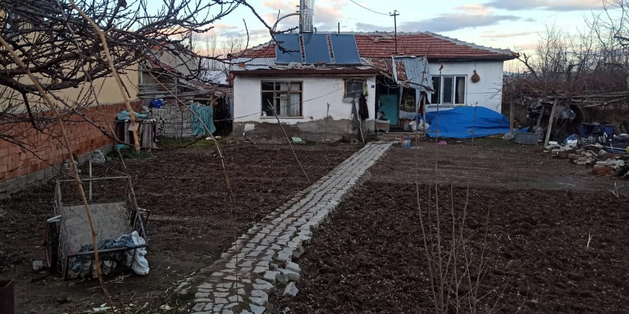 Kendisini hoca olarak tanıtıp 'Oğlunu iyileştireceğim' diyen kişiye 11 bin 500 lira kaptırdı
