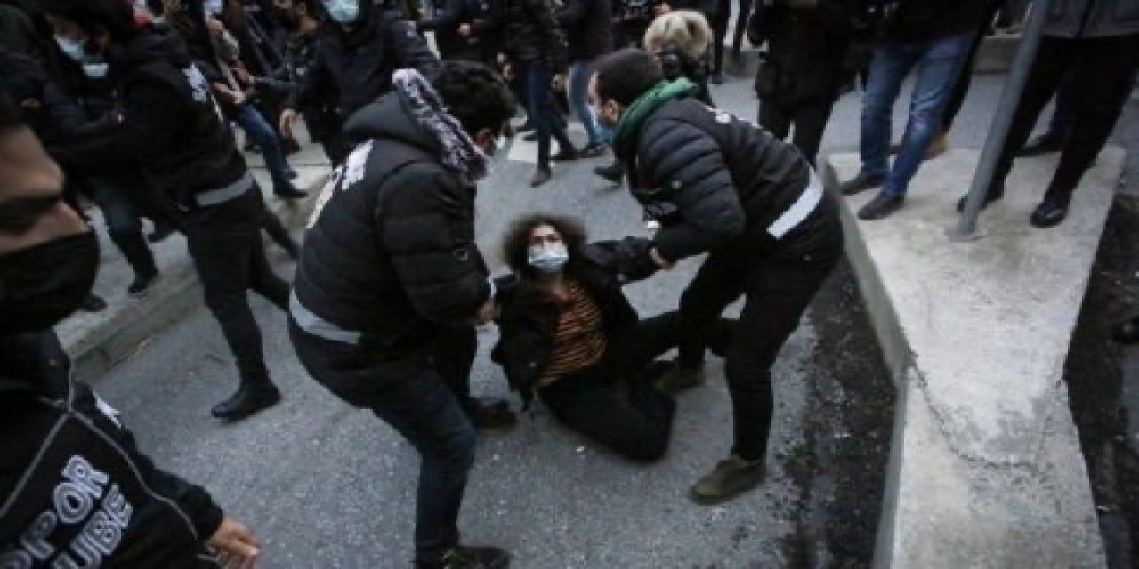 Boğaziçi Dayanışması'nın Twitter hesabından Erken saatlerde basın açıklaması için toplanan 106 arkadaşımızın ifadeleri bitince KALDIĞIMIZ YERDEN DEVAM ETMİYORUZ ÇÜNKÜ BİR AN DAHİ DURMADIK; BİR ADIM, BİR ADIM DAHA!