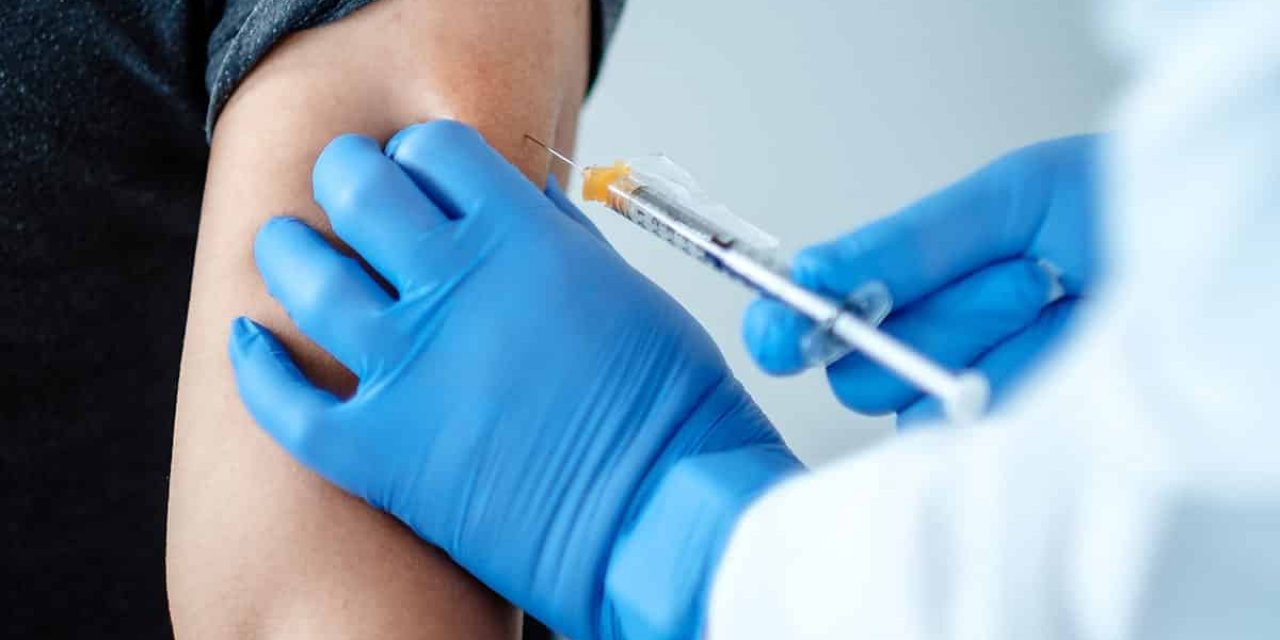 Aşıların etki oranına dikkat çekti ve...  Bilim Kurulu Üyesi Azap "Toplumsal bağışıklık için toplumun yüzde 90'ını aşılamak lazım"