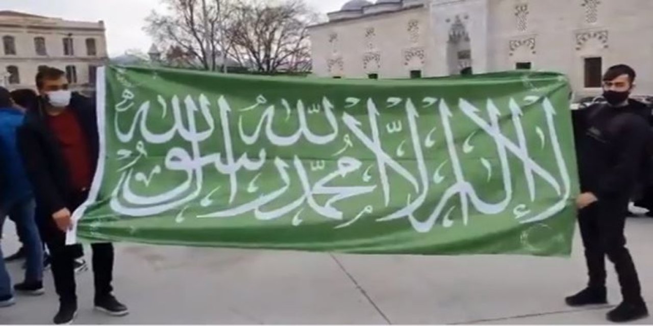 Beyazıt'ta şeriatçı pankart açan kişiden çirkin provokasyon! Tepki çeken sözler "İçindekiler ile birlikte bombalayacaksın"