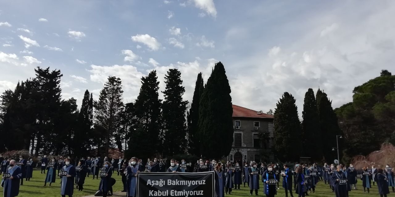 "Aşağı bakmıyoruz... Kabul etmiyoruz... Vazgeçmiyoruz..." Boğaziçili akademisyenler yine sırtını döndü!