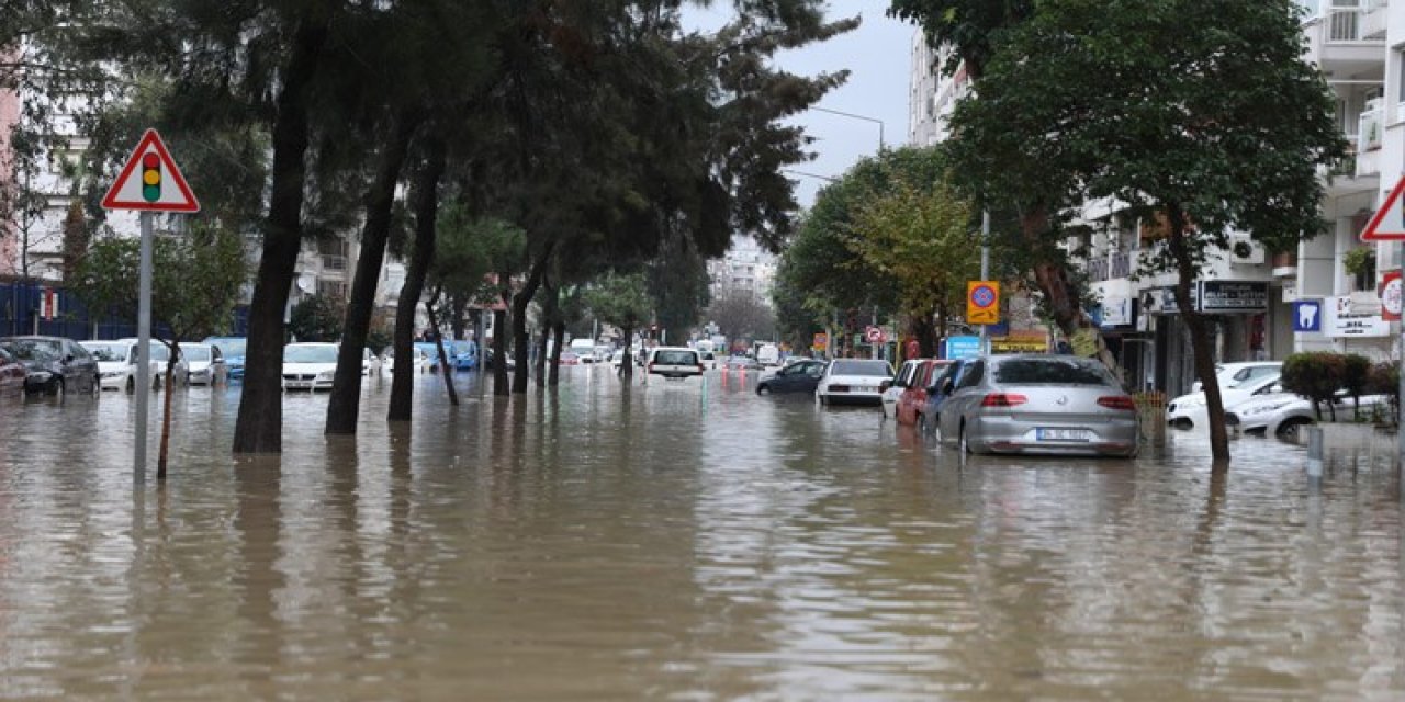 Acı haberi vali duyurdu! İzmir'i vuran sağanakta 1 kişi hayatını kaybetti!