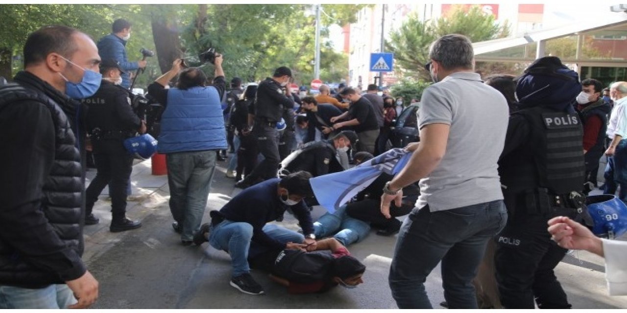 Ankara’da öğrencilere ters kelepçe: Kadıköy’de protesto eylemi yapılacağı duyumu ilçedeki tüm kapalı ve açık alanlarda yedi gün süreyle her türlü toplantı ve gösteri yürüyüşü yasaklamaya yetti