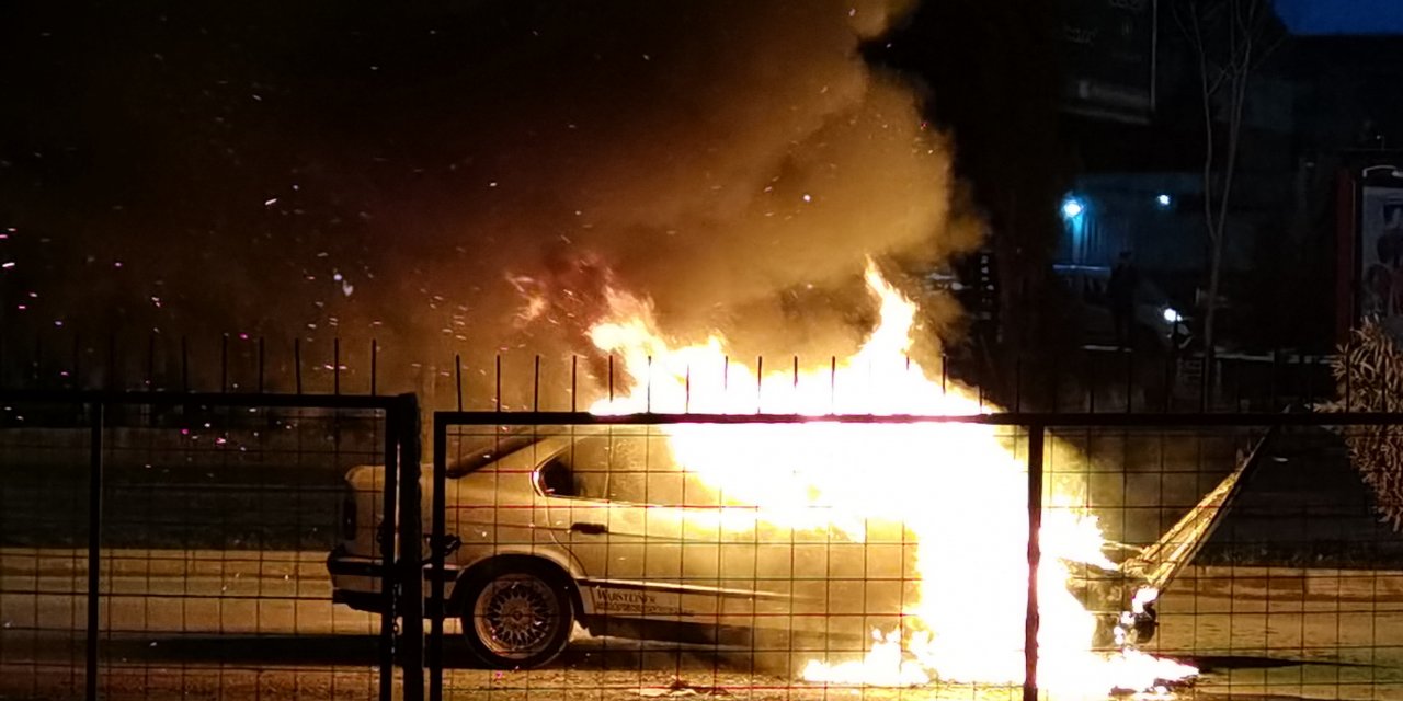 Seyir halindeki otomobil alev alev yandı
