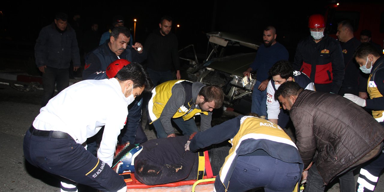 Otomobil minibüse arkadan çarptı: 1 ağır yaralı