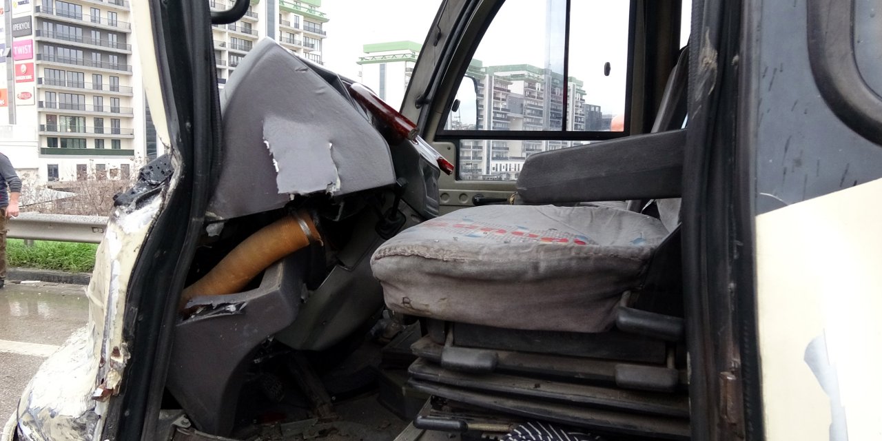 Otobanda ters yöne giren vinç midibüse çarptı, 5 kilometre araç kuyruğu oluştu