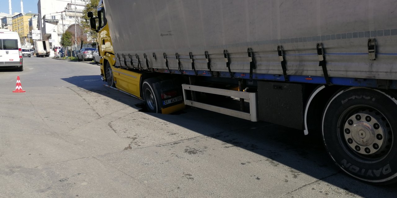 Bağcılar'da yol çöktü iplik yüklü TIR mahsur kaldı