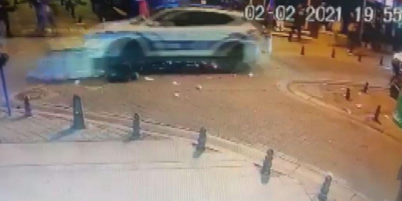 Kadıköy'de göstericiler polise mukavemet gösterdi;  gösterilerine engel olmaya gelen polis aracının önüne çöp konteynırı