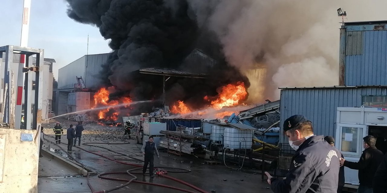 Kocaeli'nde geri dönüşüm fabrikasında yangın