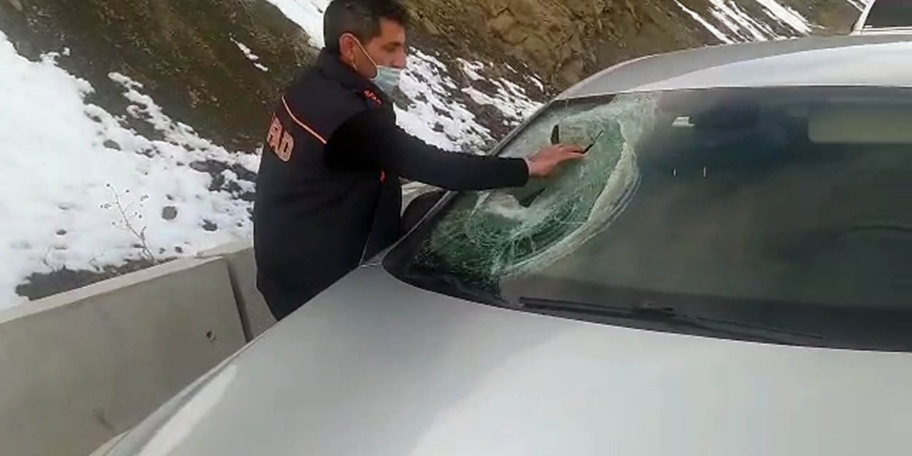 Kaya parçası otomobilin üzerine düştü, muhtar yaralandı