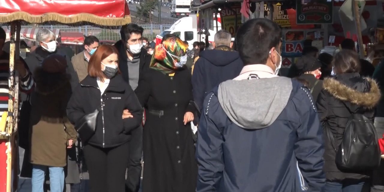 Güzel havayı fırsat bilenler Eminönü'ne akın etti