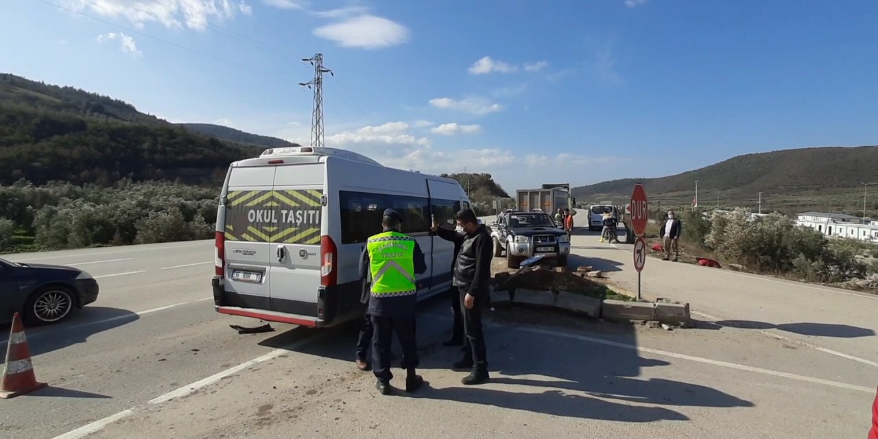 Servis minibüsü kamyonet ile çarpıştı