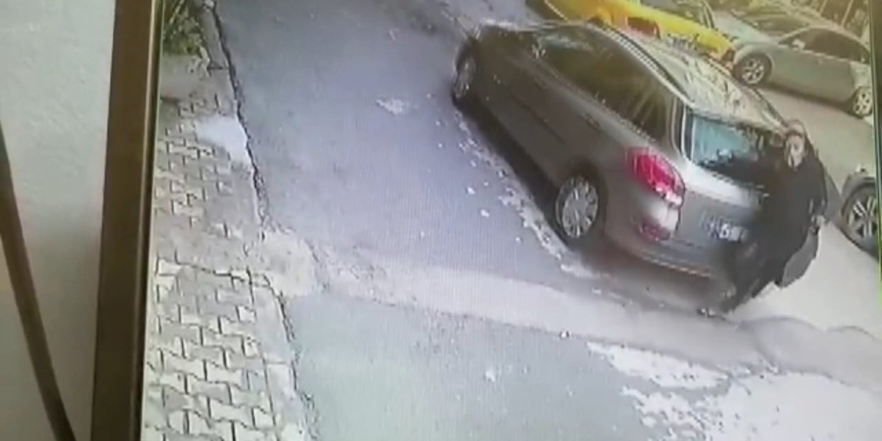 Geri manevra yapan otomobilin kadına çarptığı kaza kamerada