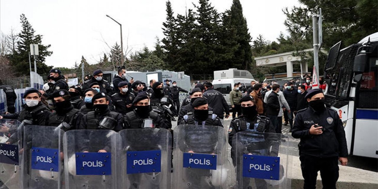 İstanbul valiliği duyurdu! Kadıköy’deki gösterilere katılan 5 kişi yakalandı!