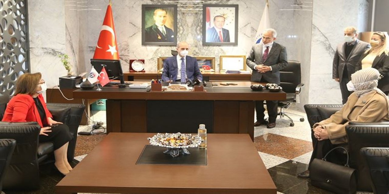 Bu fotoğraf Cemal Enginyurt'u çok sinirlendirdi! "Numan Kurtulmuş rektör koltuğuna oturmuş, Rektör beyde ayakta dikiliyor. Yaparsa AK Parti yapar..."