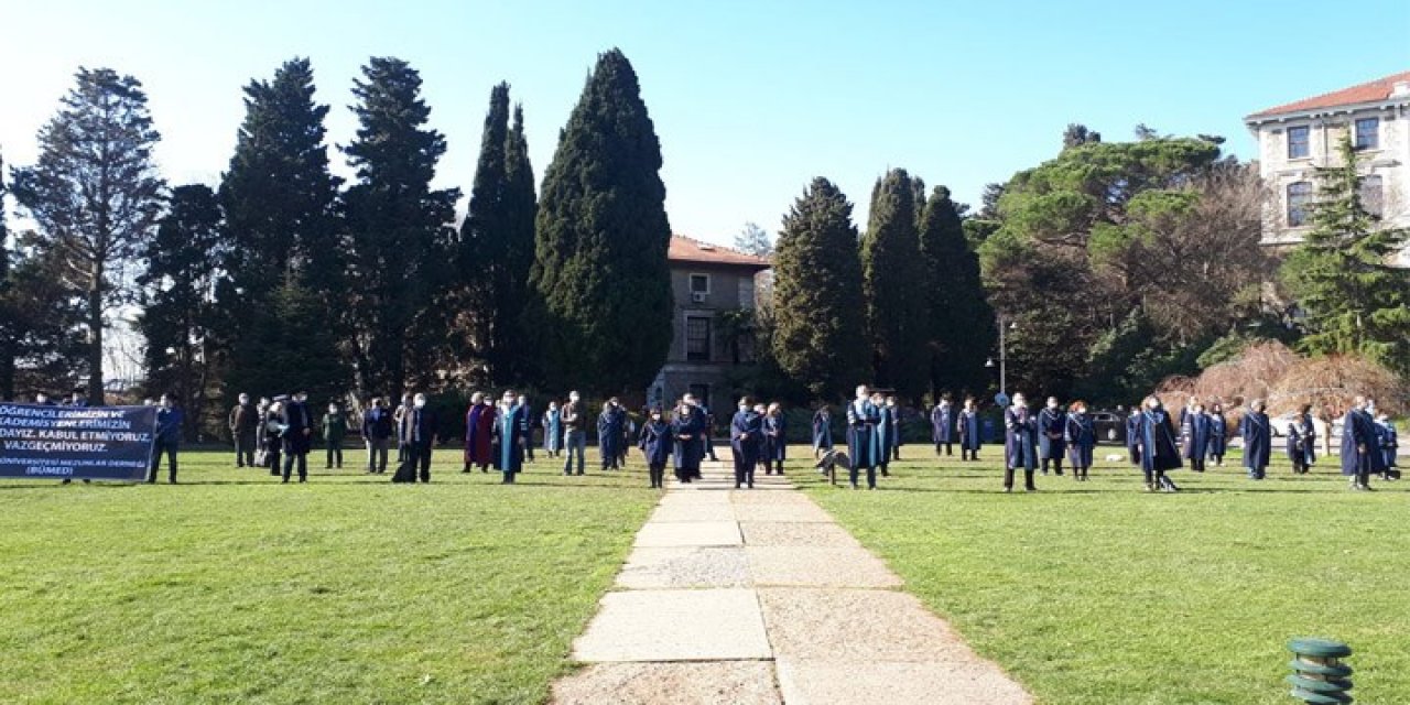 Boğaziçili akademisyenlerin "AKP′li rektör" protestosu tam gaz! Yine sırt döndüler ama bu kez daha kalabalık...