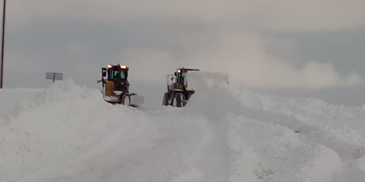 Van'da, 3 metreyi bulan karda yol açma çalışması
