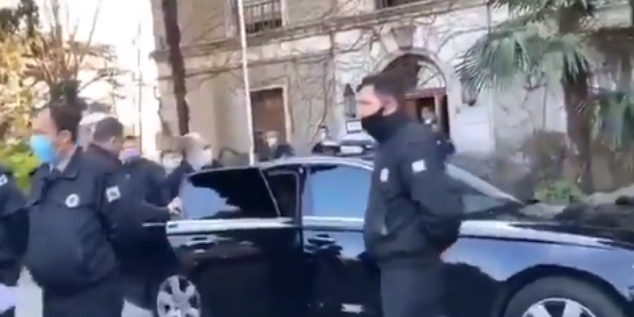 Öğrenciler "buyurum konuşalım" dedi; Melih Bulu aracına binip uzaklaştı! Görüşmeyi kabul etmeyen Bulu'ya tepki: Korkak!