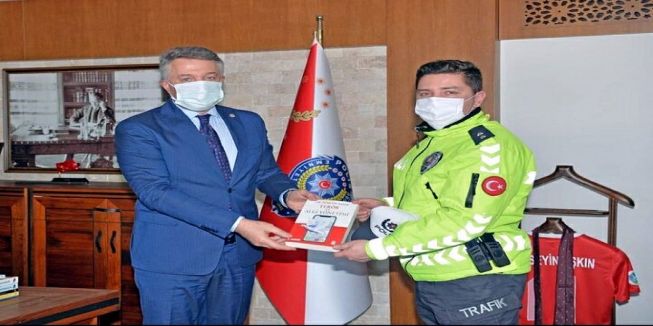 Selde beline kadar gelen suya girip, yardıma koşan komisere ödül
