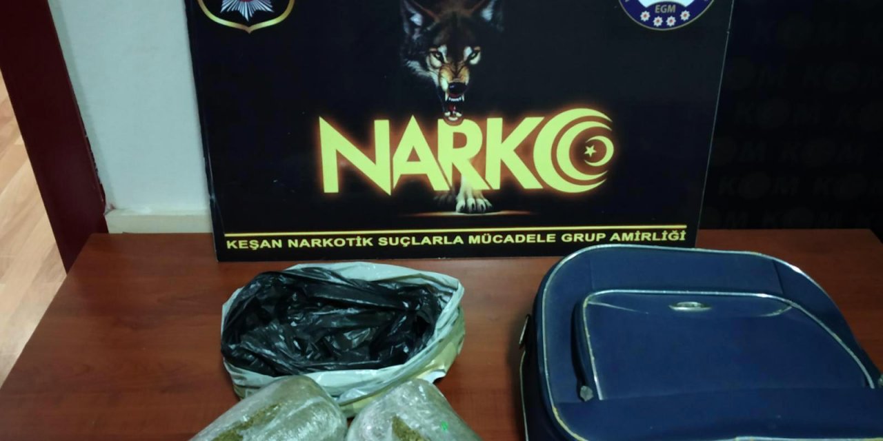 Eniştesinin bıraktığı valizden şüphelendi, 982 gram bonzai yakalattı 
