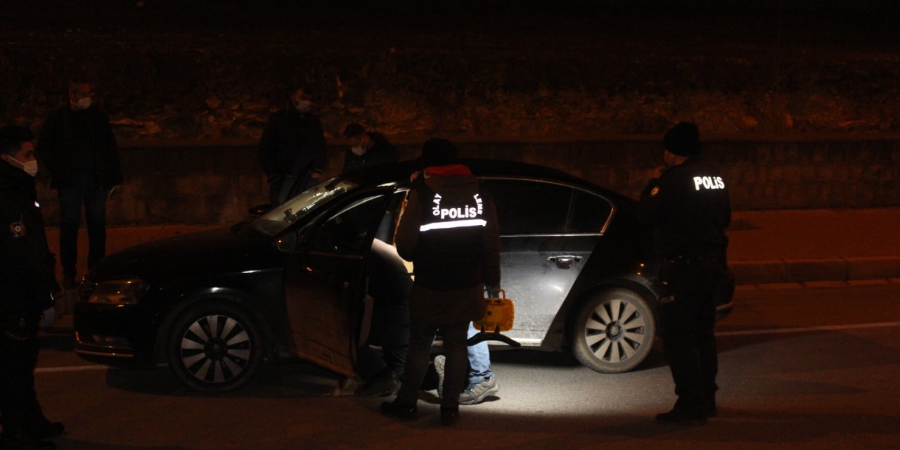 Polisin 'dur' ihtarına uymayan sürücü elindeki tabanca ile kazara kendini yaraladı