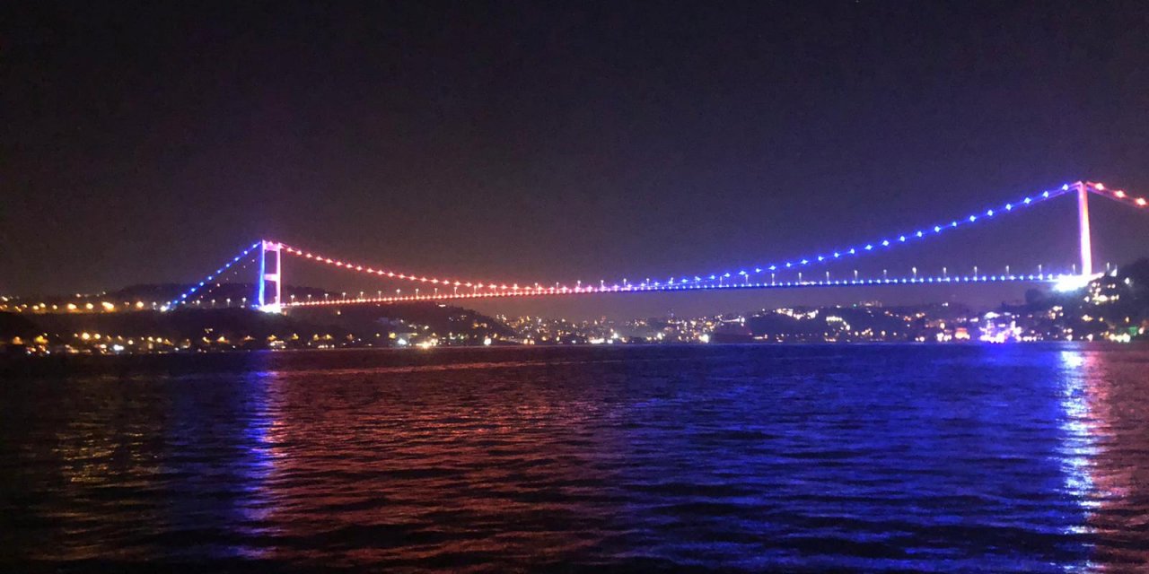 Fatih Sultan Mehmet Köprüsü mavi ve turuncu renge büründü