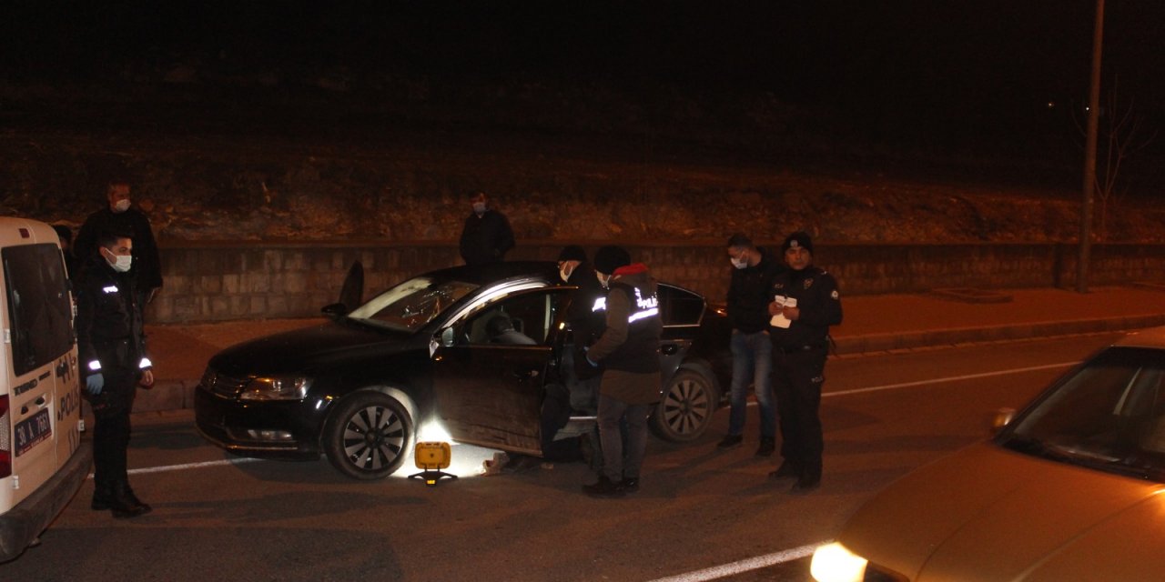 Polisin 'dur' ihtarına uymayan sürücü elindeki tabanca ile kazara kendini yaraladı
