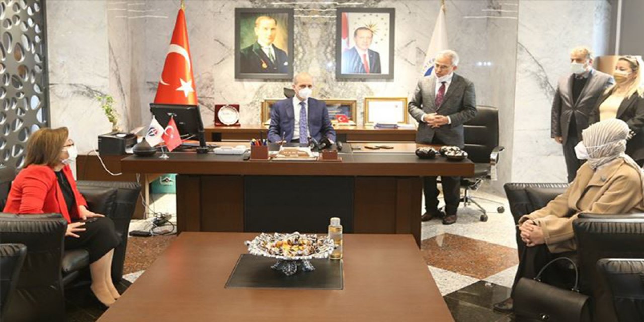 "Numan Kurtulmuş koltukta, Rektör ayakta..." Bu görüntü büyük tepki toplamıştı... Kurtulmuş'tan açıklama geldi: Hoca-talebe ilişkisi...