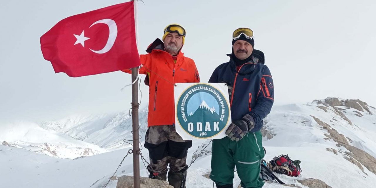 Koronavirüsle mücadelede hayatını kaybeden sağlık çalışanları anısına zirve tırmanışı