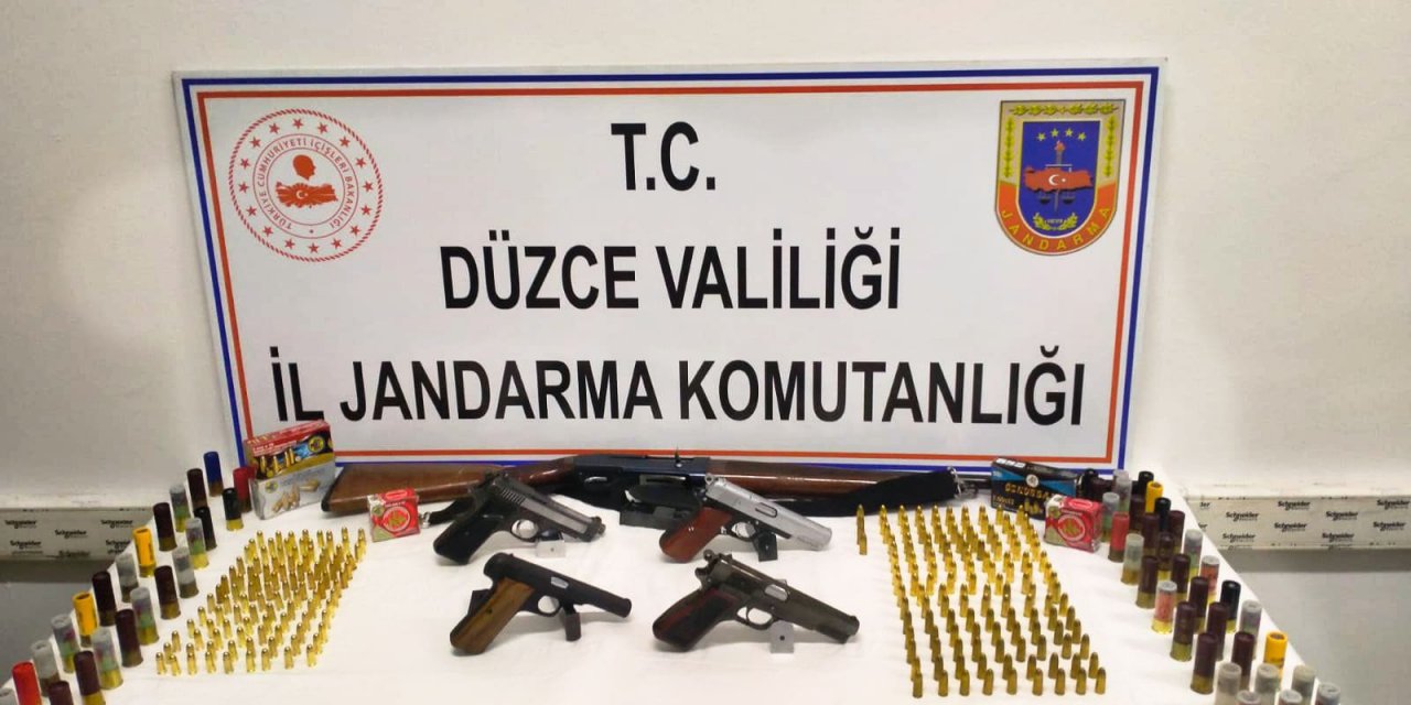 Jandarmanın durdurduğu araçtan tabanca, av tüfeği ve mermi çıktı