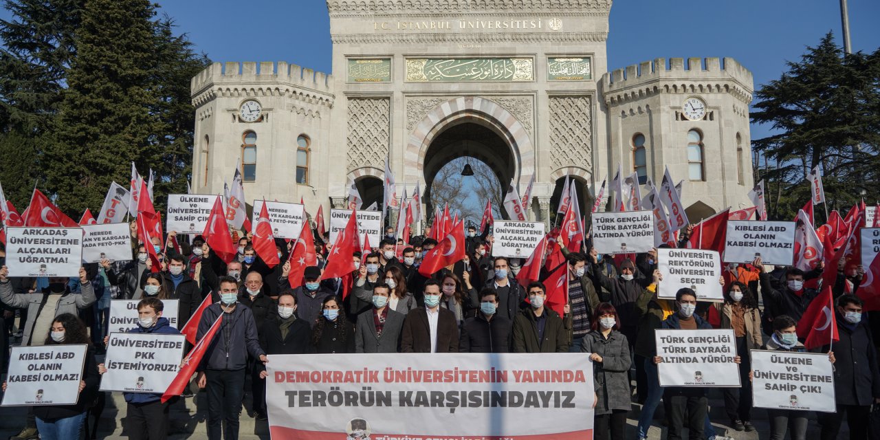TÜRKİYE Gençlik Birliği üyesi yaklaşık 100 kişilik grup,   Beyazıt Meydanı'nda "Demokratik Üniversitenin Yanında, Terörün Karşısındayız" pankartı açtı.