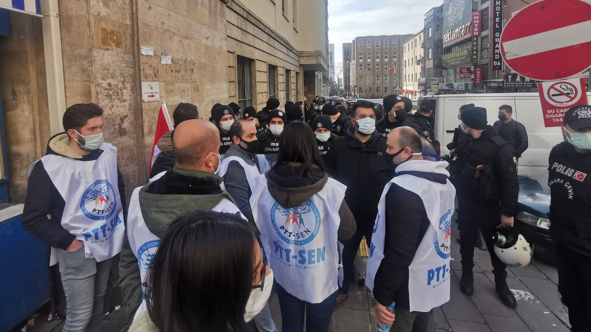 Sendikalaştıkları için işten çıkarılan PTT işçileri gözaltına alındı