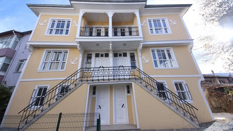Kocaeli'de Millet kıraathanesi mobilyaları 'akrabadan' döşenecek