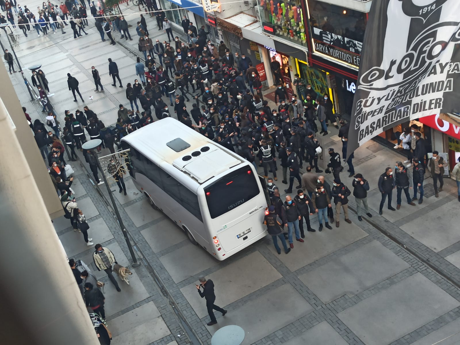 İzmir'de Boğaziçi'ne destek eyleminde polis müdahalesi: En az 30 kişi gözaltında