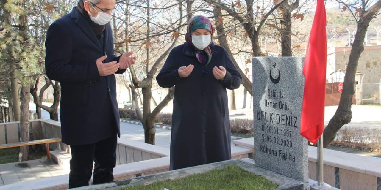 Çığ altında şehit olan asker, kabri başında anıldı