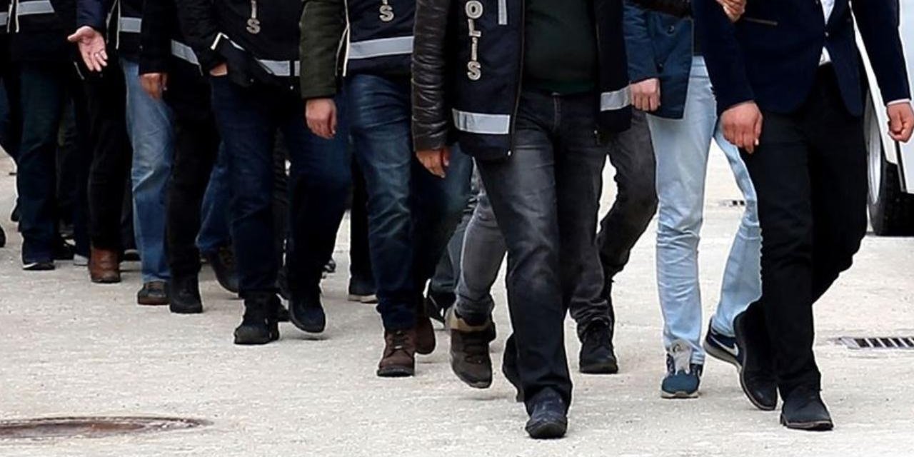 İSTANBUL MERKEZLİ 3 İLDE GÖÇMEN KAÇAKÇILIĞI OPERASYONU; KÖTÜ ORTAMLARDA BEKLETİLEN 127 GÖÇMEN YAKALANDI