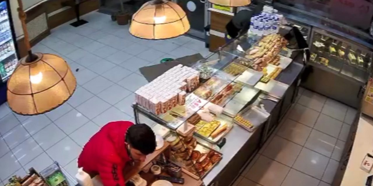 Esenyurt'ta, pastane sahibini oyalayarak paraları  çaldılar