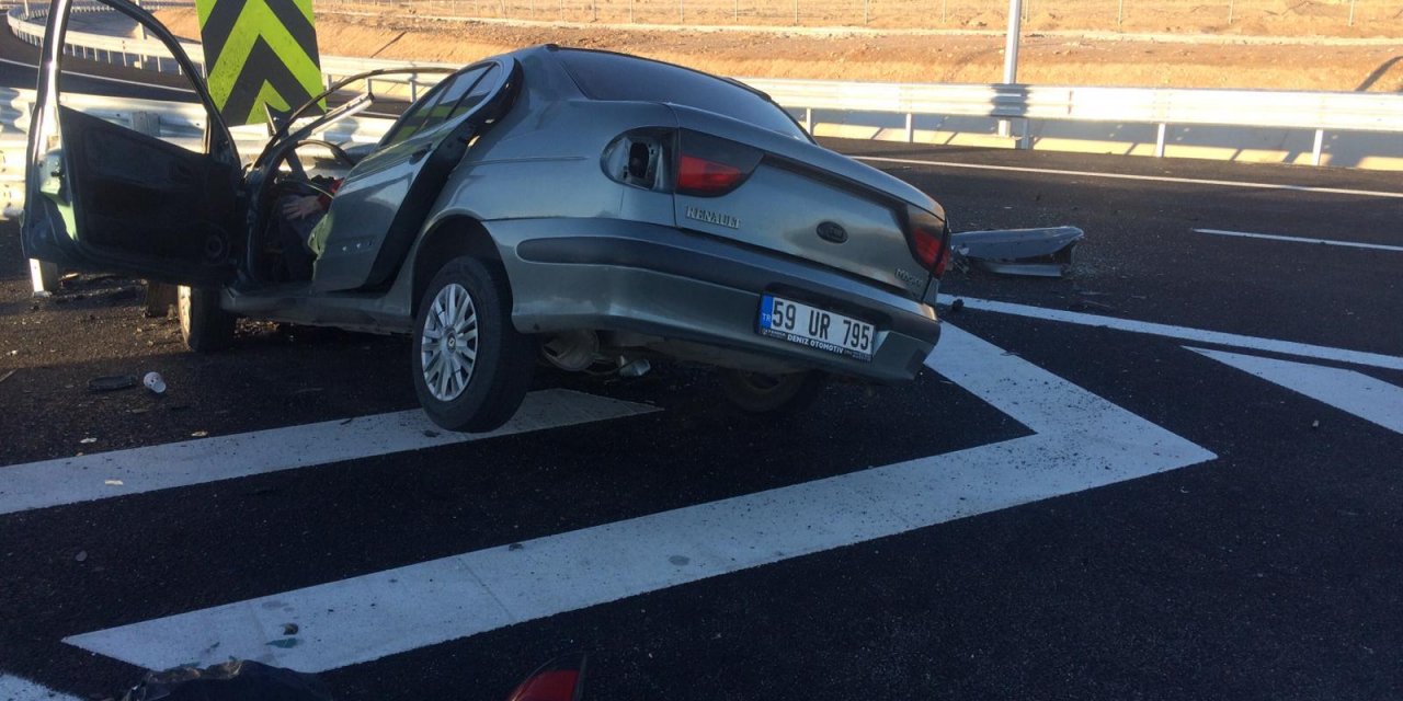 Niğde'de otomobil refüje çarptı can kayıpları var