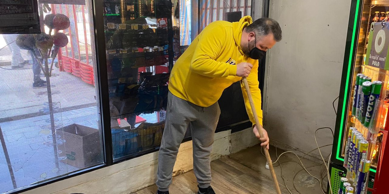 Sel felaketi nedeniyle kısıtlamadan muaf tutulan esnaf temizliğe devam etti