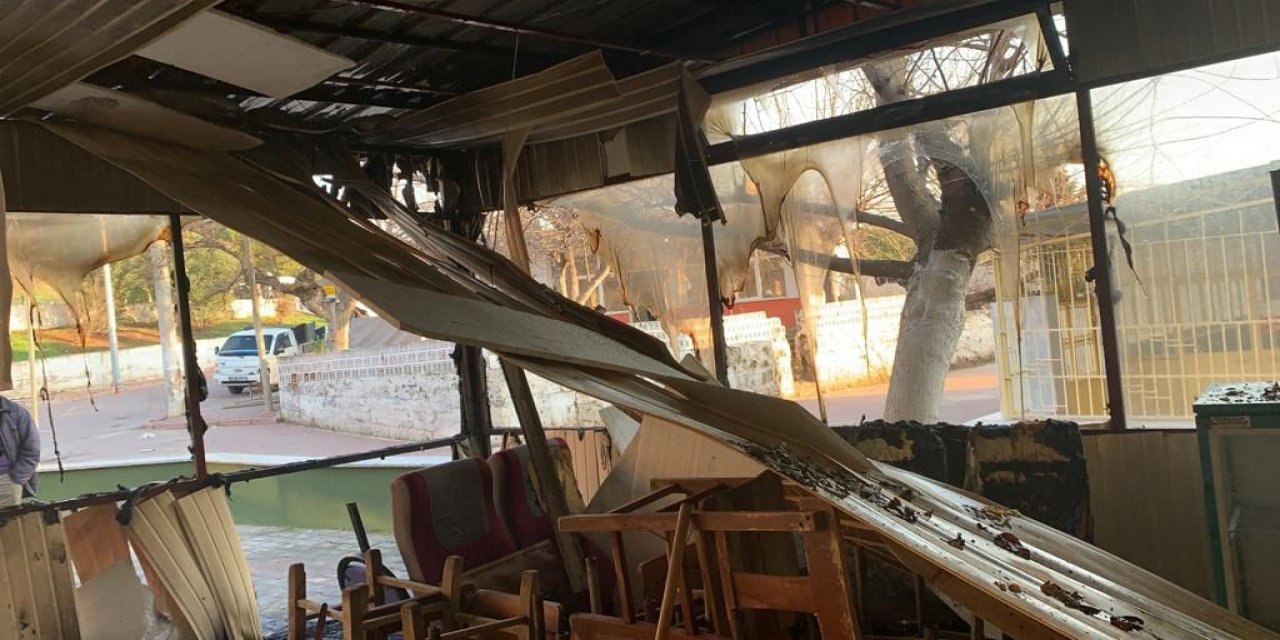 Muhtarlık binası kundaklayamayınca, muhtarın kahvehanesini ateşe verdiler