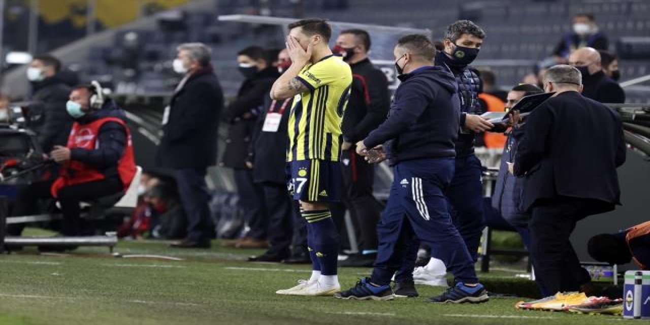 İlk derbisini kaybetti: Fenerbahçe’nin dünyaca ünlü futbolcusu Mesut Özil, Galatasaray derbisinin 63. dakikasında oyuna dahil oldu.