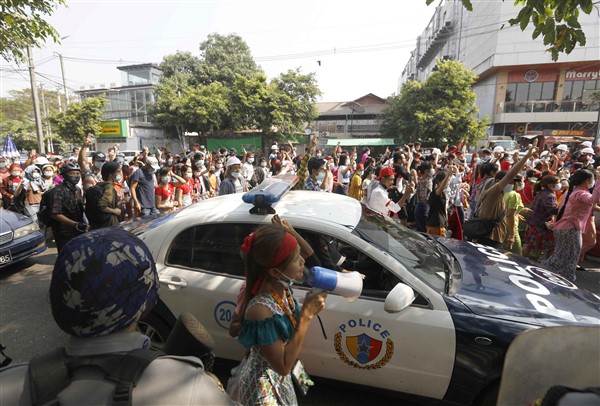 Myanmar'da halk sokakta: Demokrasi istiyoruz!