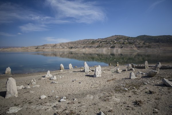 Kayseri'de baraj suyu çekildi, mezarlık ve eski yapılar ortaya çıktı