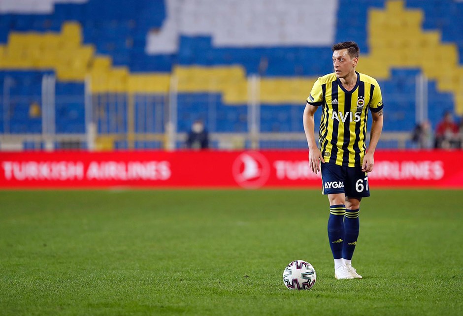 Mesut Özil'den derbi paylaşımı: Dün akşamki sonuçtan dolayı çok üzgünüz