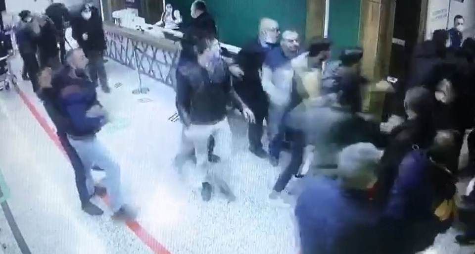 Gaziantep'te ölüm raporuna 'koronavirüs' yazılmasını istemeyerek, sağlık çalışanlarına saldırdılar