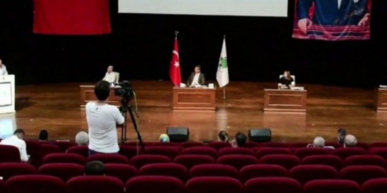 Taciz iddiası hakkında konuşmak isteyen meclis üyelerine söz verilmedi, Belediye Başkanı Murat Köse açıklama yapmadan toplantıdan ayrıldı.