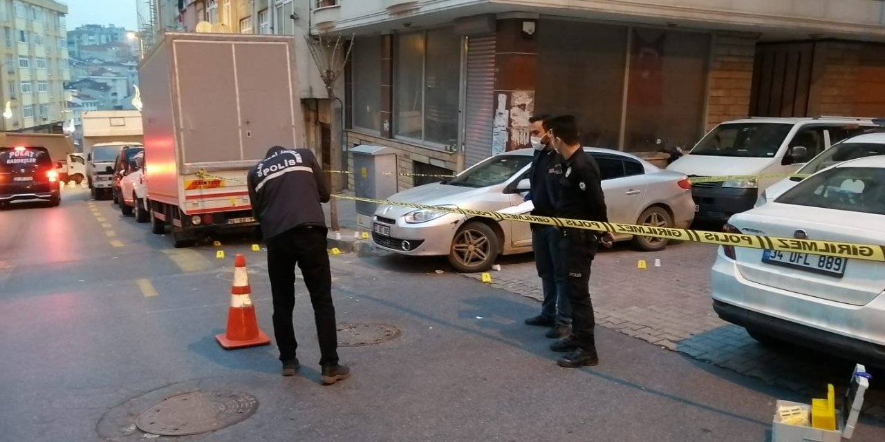 Kağıthane'de sokakta yürüyen bir kişi kurşun yağmuruna tutuldu