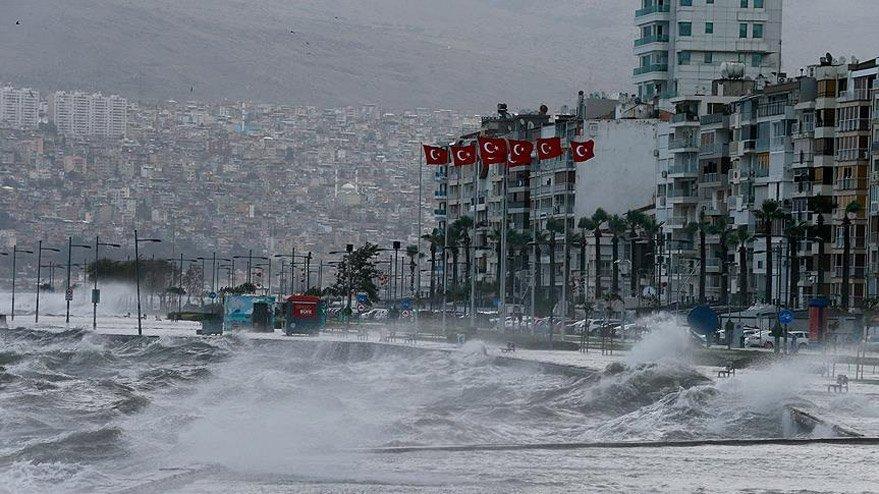İzmir'de fırtına göz açtırmadı: Vapur seferleri iptal edildi